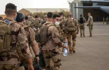 LA TRANSITION ANNONCE UNE RUPTURE PROCHAINE DES ACCORDS DE DÉFENSE AVEC LA FRANCE ET SES PARTENAIRES