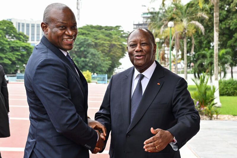 En Côte d’Ivoire, le général gabonais Brice Oligui Nguema vient chercher le soutien d’Alassane Ouattara