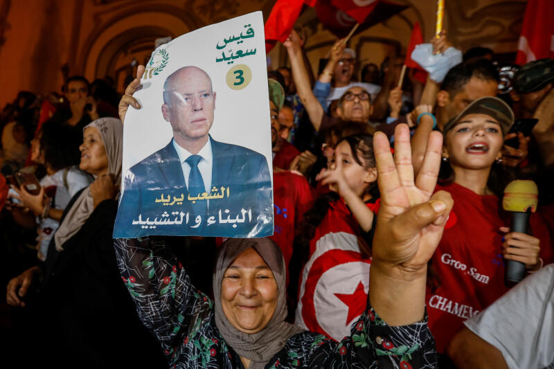 En Tunisie, le président Kaïs Saïed donné vainqueur d’une élection jouée d’avance