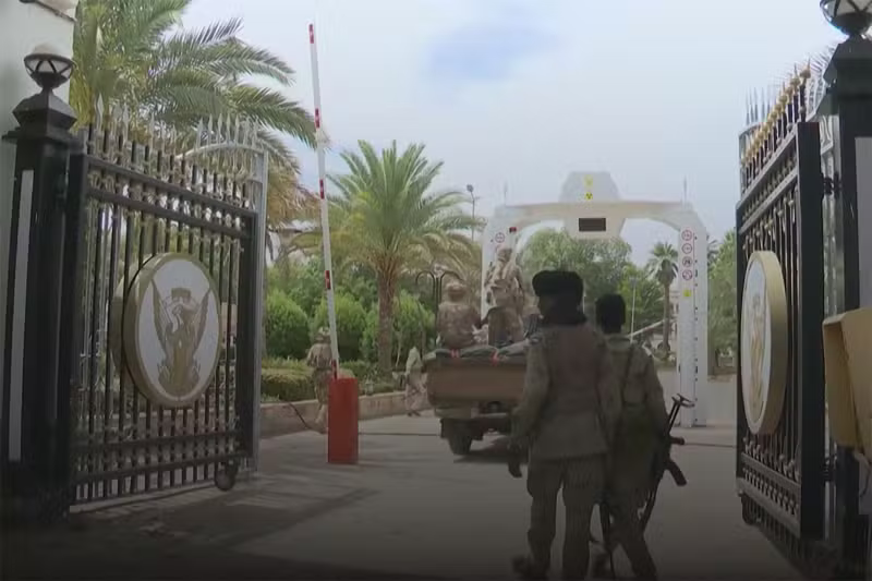 Au Soudan, l’armée annonce avoir repris le palais présidentiel aux paramilitaires, qui ont contre-attaqué