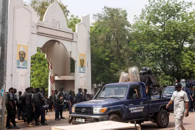 Au Mali, les partis manifestent contre leur possible dissolution et pour que les militaires rendent le pouvoir aux civils