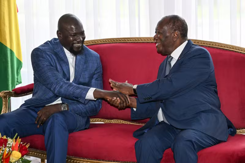 Le chef de la junte guinéenne, Mamadi Doumbouya, vante la « stabilité politique » à Abidjan